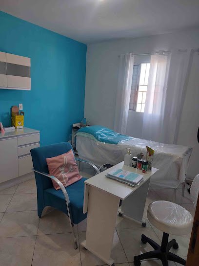 Sala de atendimento com parede turquesa e maca