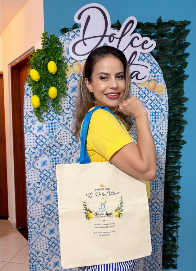 Elaine Lopes com a ecobag da campanha Summer 2026